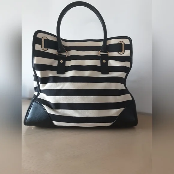 💙HOST PICK💙 MICHAEL KORS BLACK/WHITE CROSS BODY SATCHEL - Picture 2 of 10